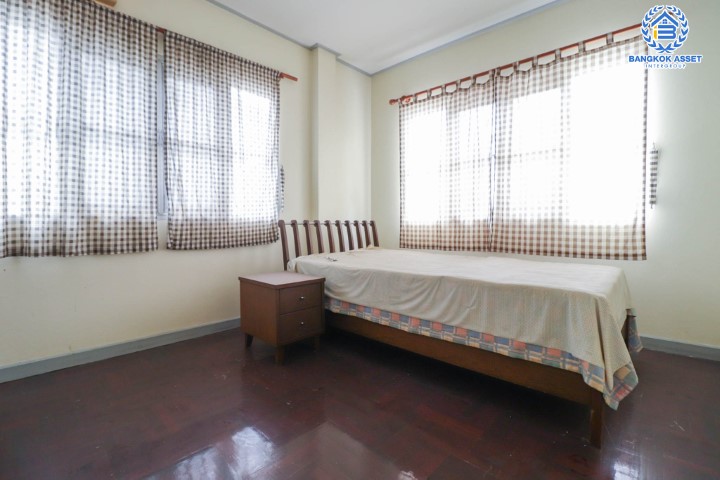 *****บ้านเดี่ยวมือสอง ม.บ้านภาณุ ปิ่นเกล้า-ตลิ่งชัน เนื้อที่กว้างขวางเกือบ 58 ตร.ว. ฟังก์ชัน 3 ห้องนอน 3 ห้องน้ำ ที่จอดรถ 2 คัน บ้านหลังใหญ่ สภาพสสวยงาม ตั้งอยู่ใกล้ทะเลสาบส่วนกลางของหมู่บ้าน การเดินทางสะดวกสบาย เชื่อมต่อถนนกาญจนาภิเษก ใกล้รถไฟฟ้าสายสีน้ำเงิน "สถานีแยกไฟฉาย" และทางด่วน "ศรีรัช" จองเลยวันนี้!